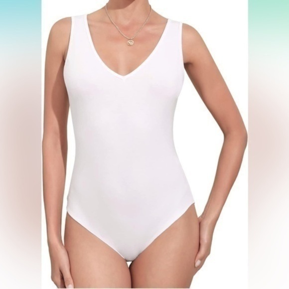 NWT V-Neck Scoop Neck Sleeveless Soft Comfortable Basic Tank Top bodysuit Sz M - Picture 1 of 8